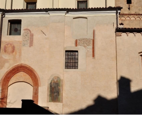 LA FACCIATA DELLA CHIESA MEDIEVALE